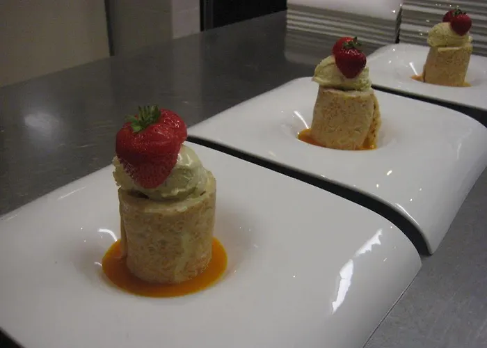 Отель Alberts 4*